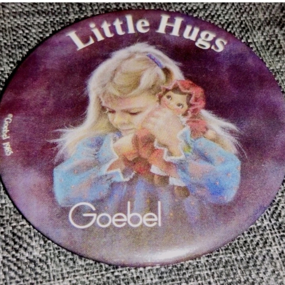 Goebel Little Hugs "Dearest Dolly" Artist Marian Flahavin Promo Pin Back Button